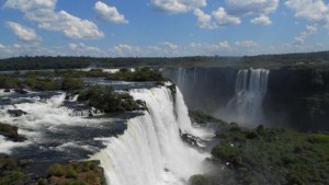 Les chutes d'eau d'Iguazu vues de haut à la frontière entre le Brésil et l'Argentine