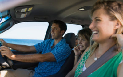 Jouer dans la voiture des vacances