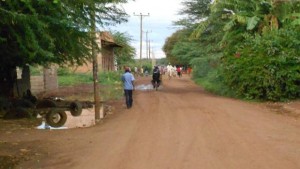 Rue en terre de Tavéta à la frontière du Kenya et de la Tanzanie